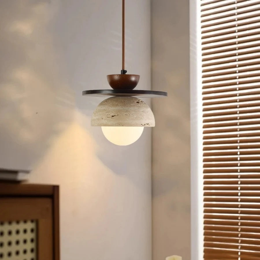 Lámpara colgante LED DecorBites™ con bola de cristal para sala de estar o comedor, con detalles en madera natural y piedra.