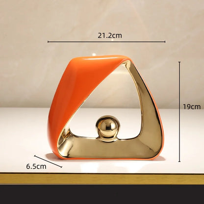 Escultura de esqueleto con triángulos geométricos y bola dorada DecorBites™: Figura decorativa abstracta para el hogar