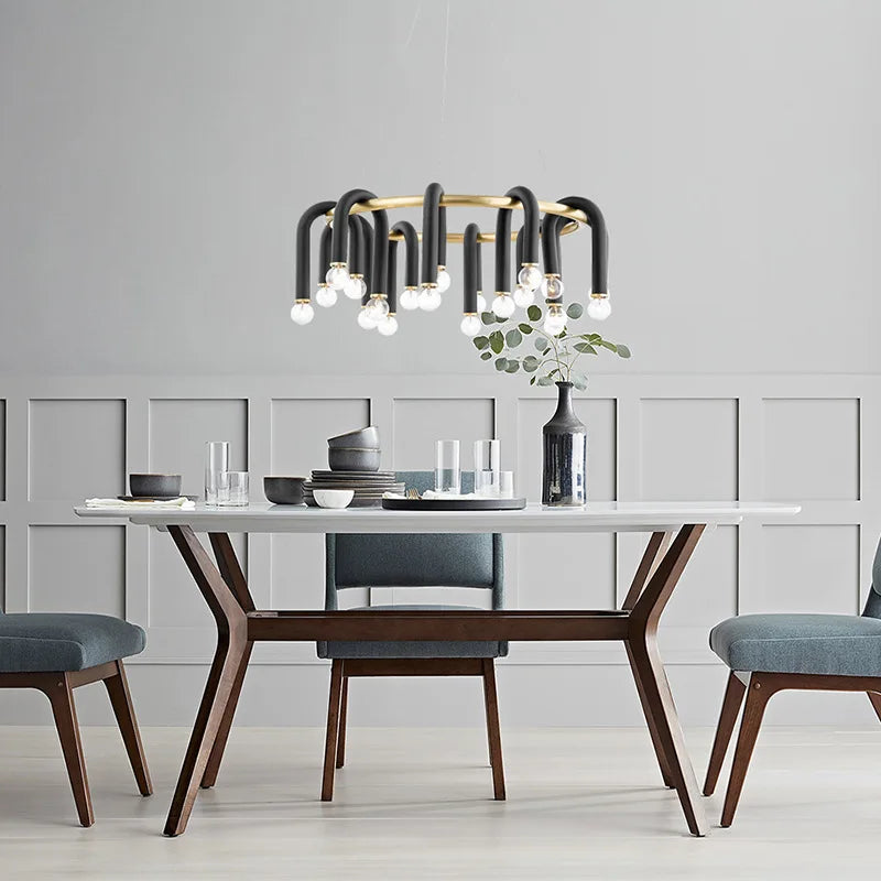 Lámpara de araña DecorBites™ con tubo negro en forma de U y anillo dorado para iluminación de vestíbulo o comedor