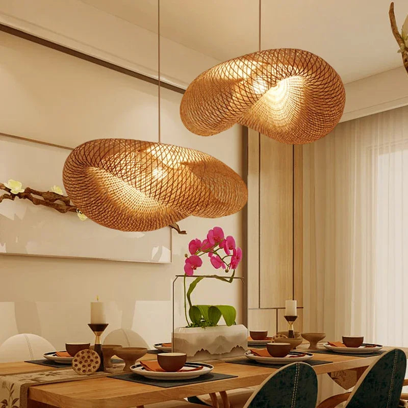 Lámparas colgantes DecorBites™ Bamboo Wave: pantalla de ratán hecha a mano para iluminación interior del hogar.