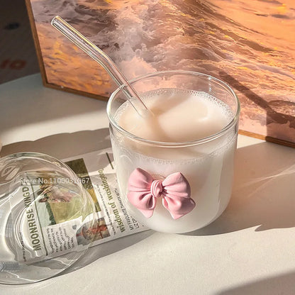 كوب زجاجي من DecorBites™ مزود بغطاء وقشة وربطة عنق وردية: كوب قهوة لطيف وبسيط وعالي القيمة