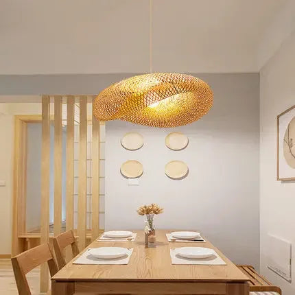 Lámparas colgantes DecorBites™ Bamboo Wave: pantalla de ratán hecha a mano para iluminación interior del hogar.