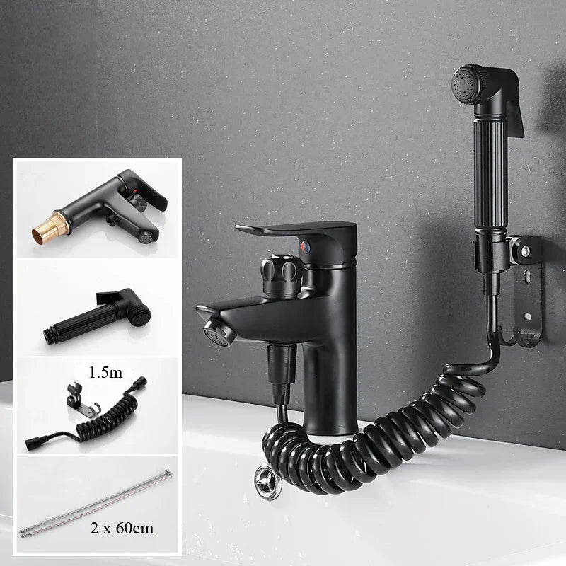 Grifo monomando para lavabo DecorBites™ de latón negro con cabezal de ducha y mezclador de agua fría y caliente.