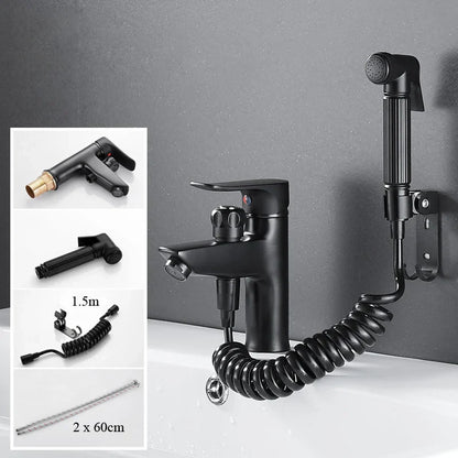 Grifo monomando para lavabo DecorBites™ de latón negro con cabezal de ducha y mezclador de agua fría y caliente.