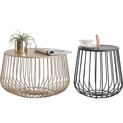 Mesa de centro DecorBites™ con forma de calabaza dorada para una decoración moderna de sala de estar.