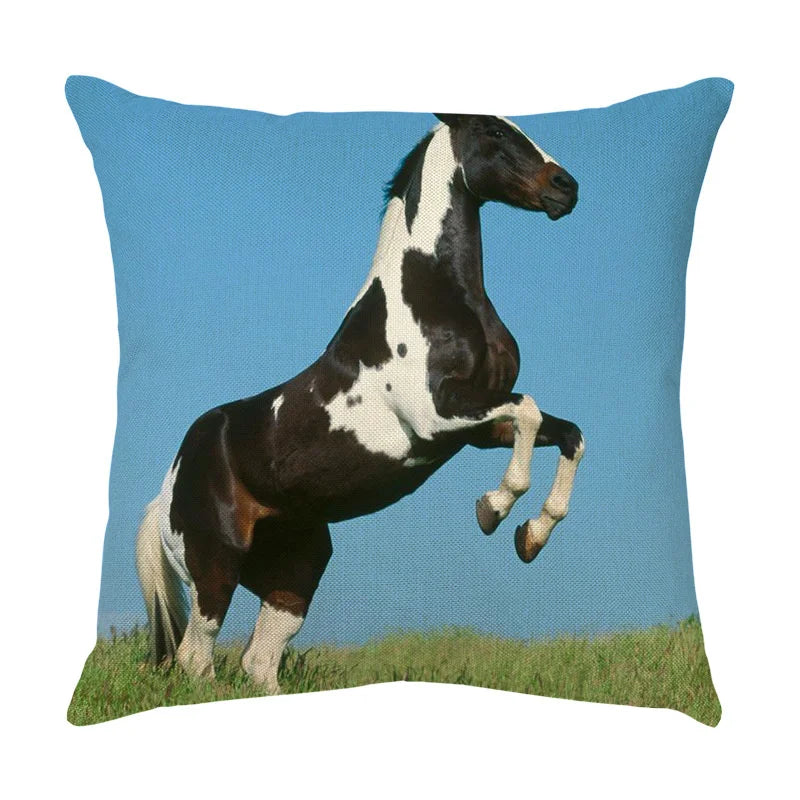 Funda de almohada DecorBites™ con estampado de caballo al galope: Funda de cojín de lino con estampado de caballo salvaje para decoración del hogar.