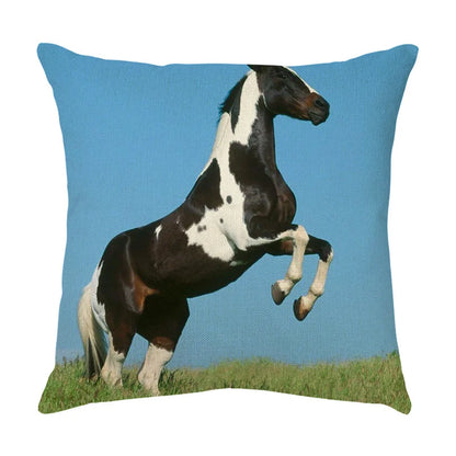 Funda de almohada DecorBites™ con estampado de caballo al galope: Funda de cojín de lino con estampado de caballo salvaje para decoración del hogar.
