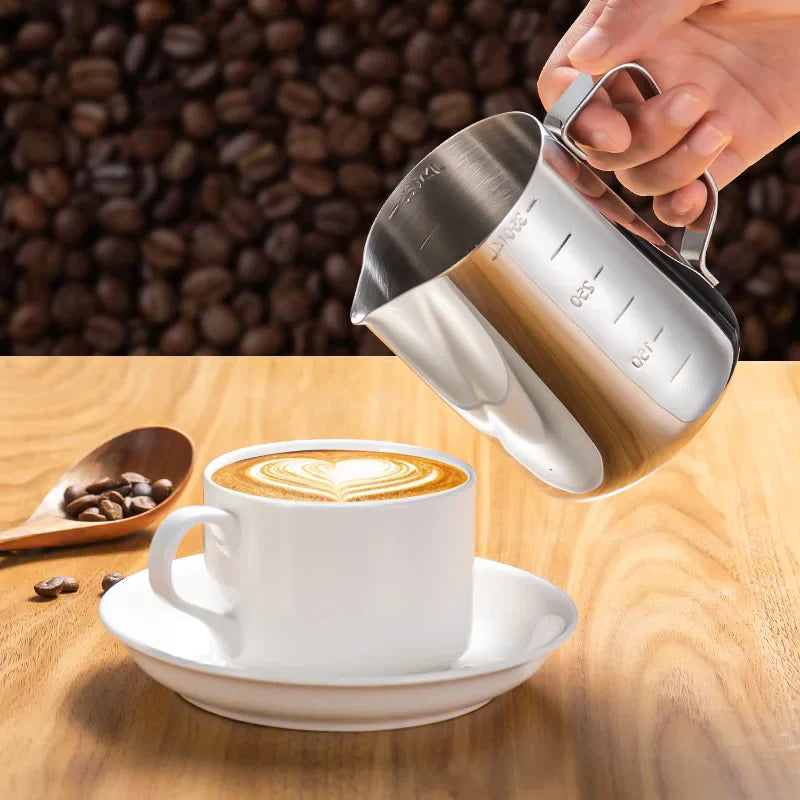 Taza de Arte Latte Decorbites™ con Aguja de Extracción, Escala de Medición, Espumador de Leche, Taza Garland