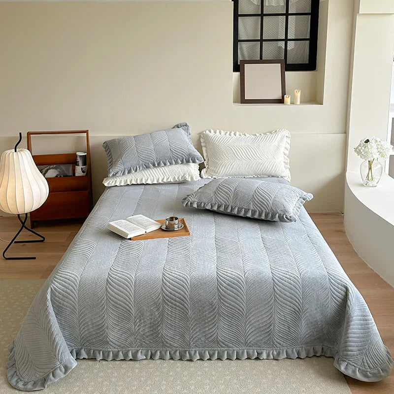 Decobites Luxe Quilt Set: Velvet Fleece Bedspread & Cotton Coverlet with Pillowcases