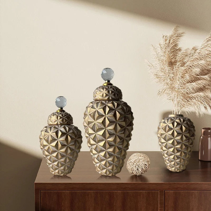 مزهرية سيراميك هندسية ماسية من ديكوربايتس™: جرة ديكور أنيقة بترتيبات زهور