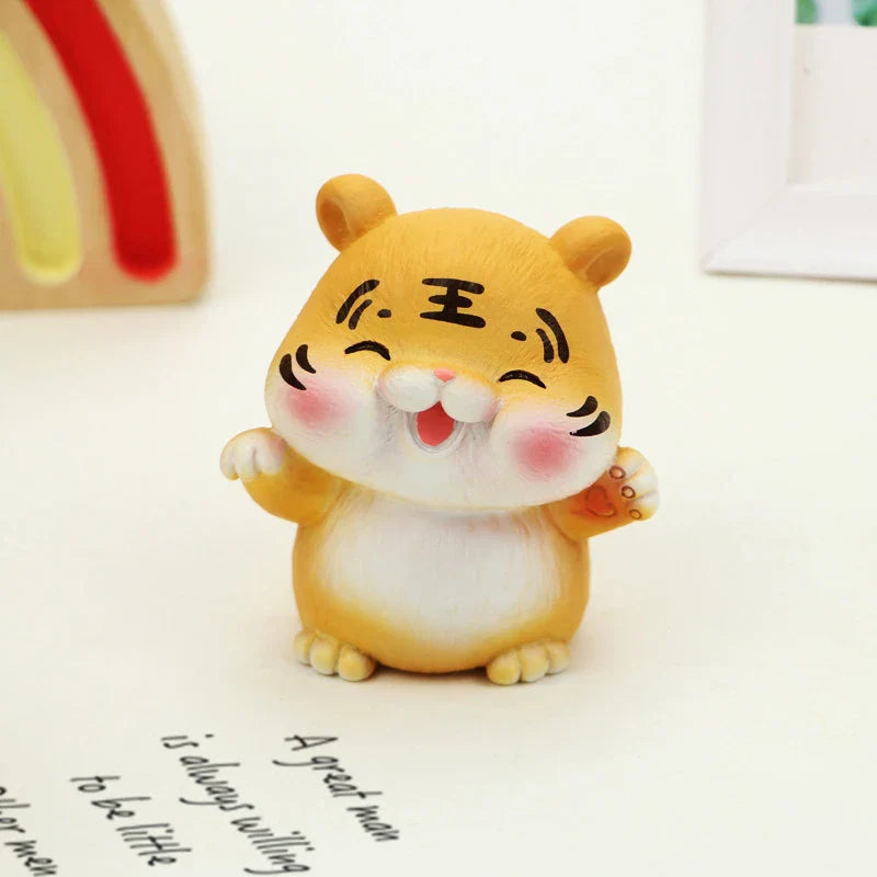 ديكور بايتس™ تمثال النمر المحظوظ | ديكور منزلي مصغر برمز الحظ للعام الجديد