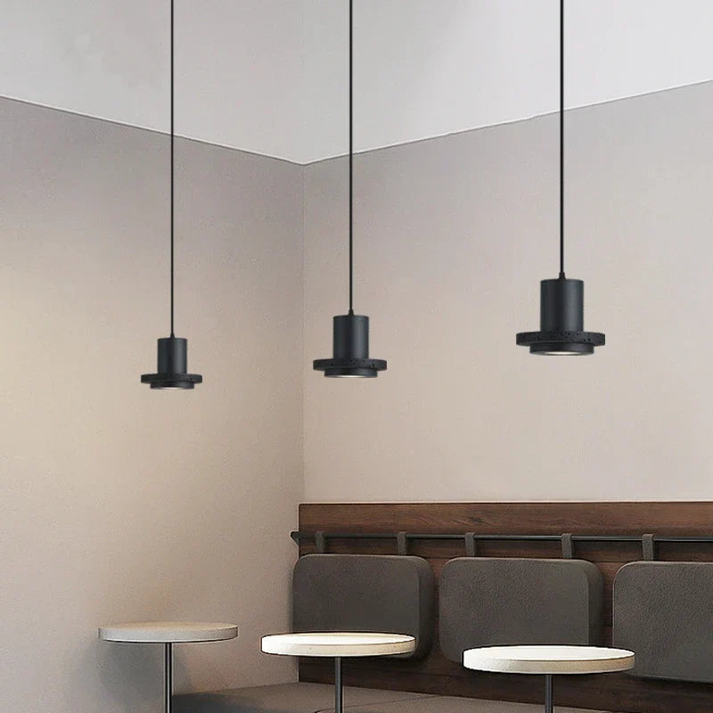 ثريا ديكوربايتس™ الحجرية السوداء | مصباح سرير مزخرف من الحجر الخام الشمالي