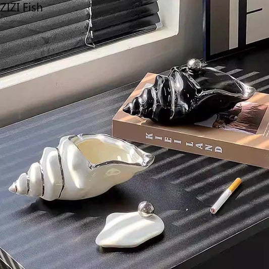 Cenicero DecorBites™ Concha: Adorno de escritorio plateado y accesorio para fumadores de cerámica resistente al viento