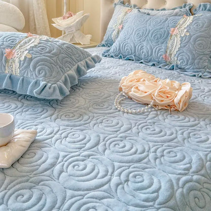 Decobites Velvet Floral Lace Quilted Bedding Set With Pillowcases