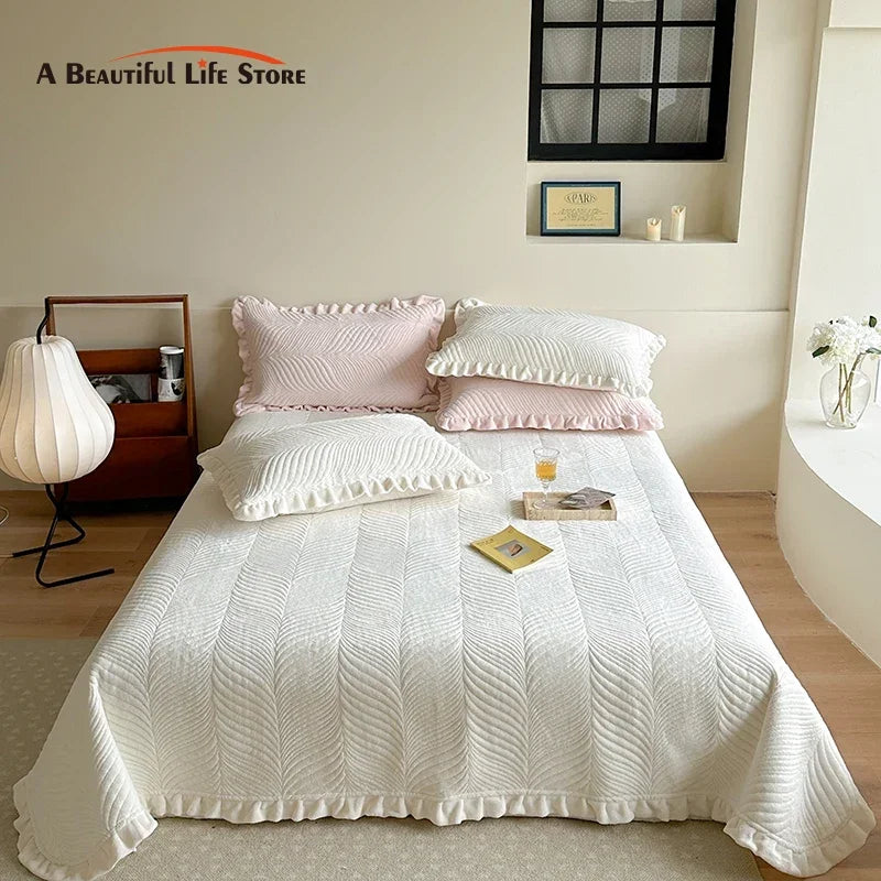 Decobites Luxe Quilt Set: Velvet Fleece Bedspread & Cotton Coverlet with Pillowcases