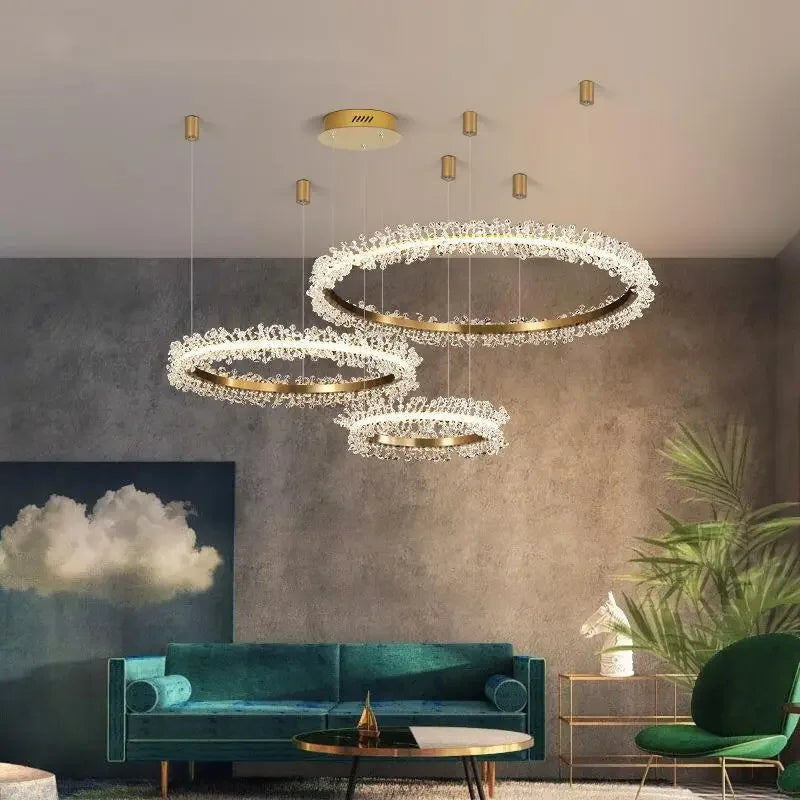 Lámpara de araña LED DecorBites™ con anillo de cristal dorado para decoración del hogar. Ideal para sala de estar, comedor y dormitorio de lujo.