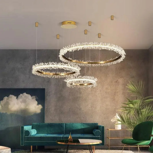 Lámpara de araña LED DecorBites™ con anillo de cristal dorado para decoración del hogar. Ideal para sala de estar, comedor y dormitorio de lujo.