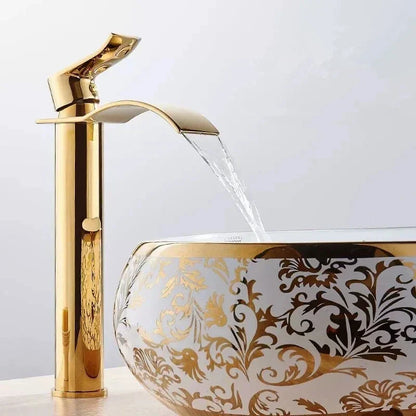 Grifo monomando para lavabo DecorBites™ Gold Waterfall, con cabezal de latón y sistema de sujeción.
