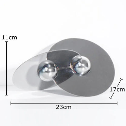 Escultura geométrica circular DecorBites™: Adorno moderno de metal para escritorio que aporta un toque estético a la habitación.