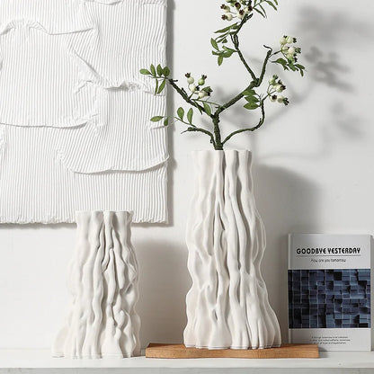 مزهرية خزفية تجريدية غير منتظمة قابلة للطي بتصميم جذعي لديكور المنزل من DecorBites™