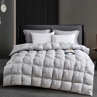 Decobites Luxury White Goose Down Quilt for Queen King Bed Warm Cozy Lightweight Comforter