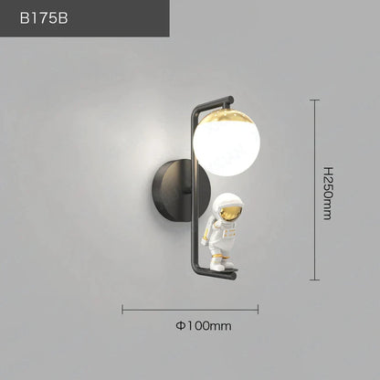 ديكوربايتس™ مصباح حائط للأطفال على شكل رائد فضاء: وحدة إضاءة عصرية لغرفة النوم بتصميم فضائي