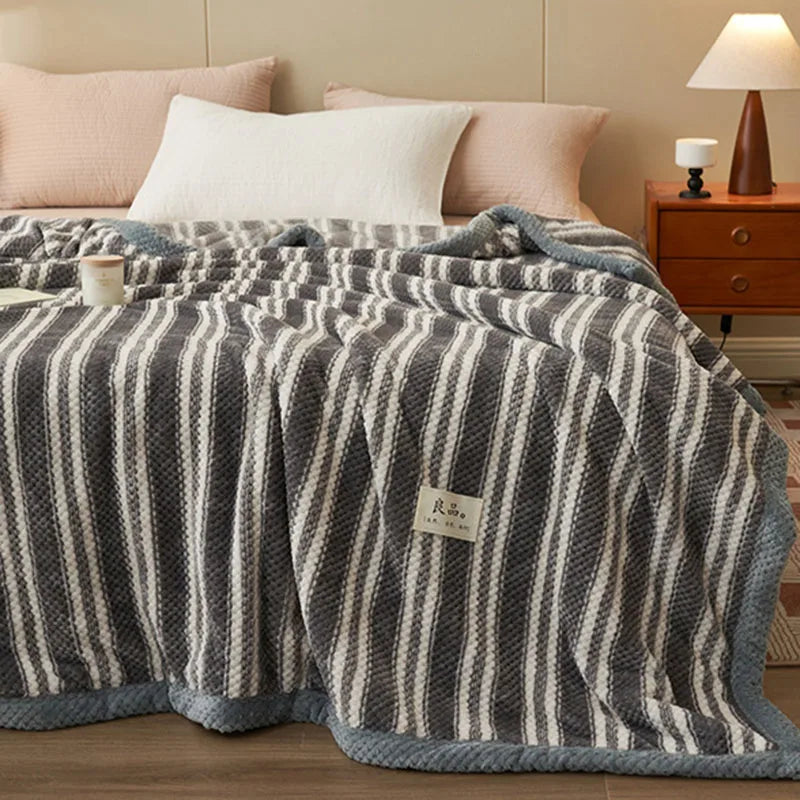 Manta de felpa de coral rayada japonesa Decorbites™: Cubierta cálida para sofá, chal para siestas en la oficina, todas las estaciones