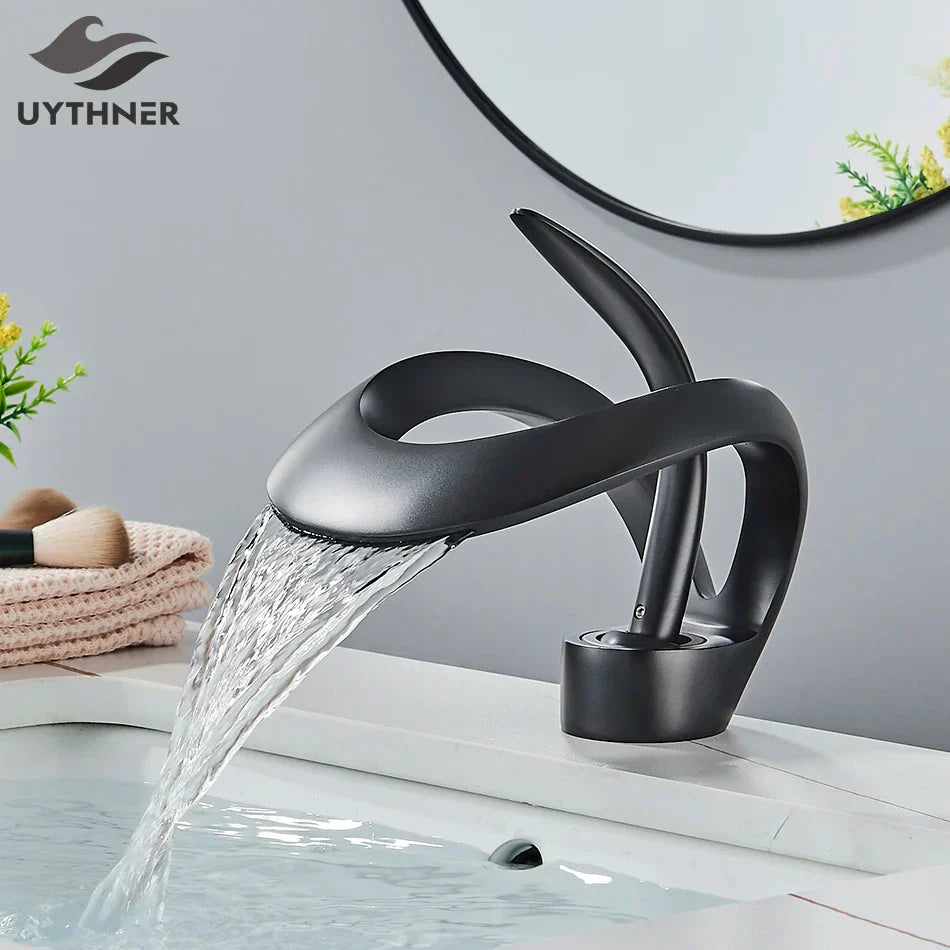 Grifo de lavabo tipo cascada DecorBites™ de latón negro, monomando para montaje en cubierta