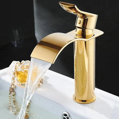 Grifo monomando para lavabo DecorBites™ Gold Waterfall, con cabezal de latón y sistema de sujeción.