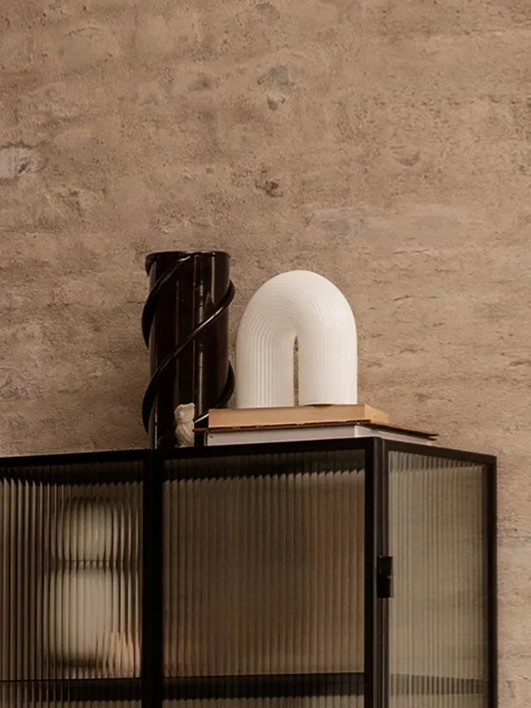 ثريات أكريليك بيضاء من ديكوربايتس™ بتصميم آرت ديكو: مصابيح أنيقة لغرفة المعيشة الداخلية