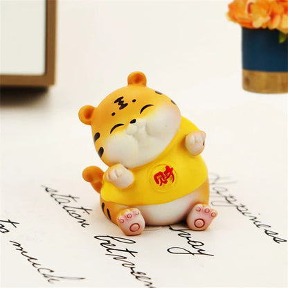 ديكور بايتس™ تمثال النمر المحظوظ | ديكور منزلي مصغر برمز الحظ للعام الجديد