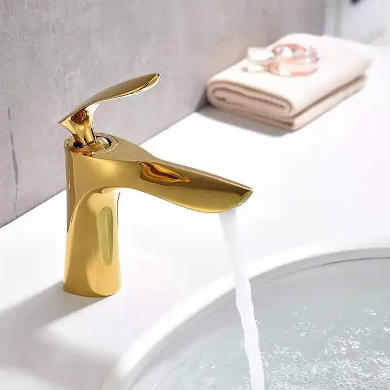 Grifo mezclador DecorBites™ Gold con cascada dorada para lavabo e inodoro