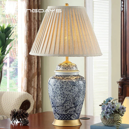 مصباح طاولة من البورسلين الأزرق من DecorBites™ - مصباح سيراميك كبير لغرفة النوم وغرفة المعيشة