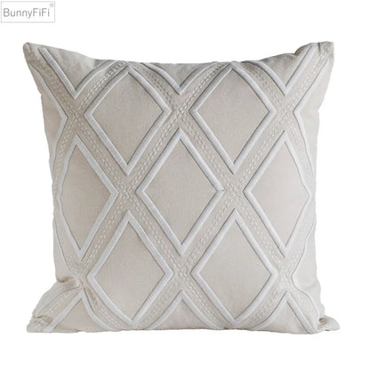 Funda de cojín DecorBites™ con bordado geométrico, azul marino, blanco y amarillo, 50x50 cm, ideal para decoración del hogar.