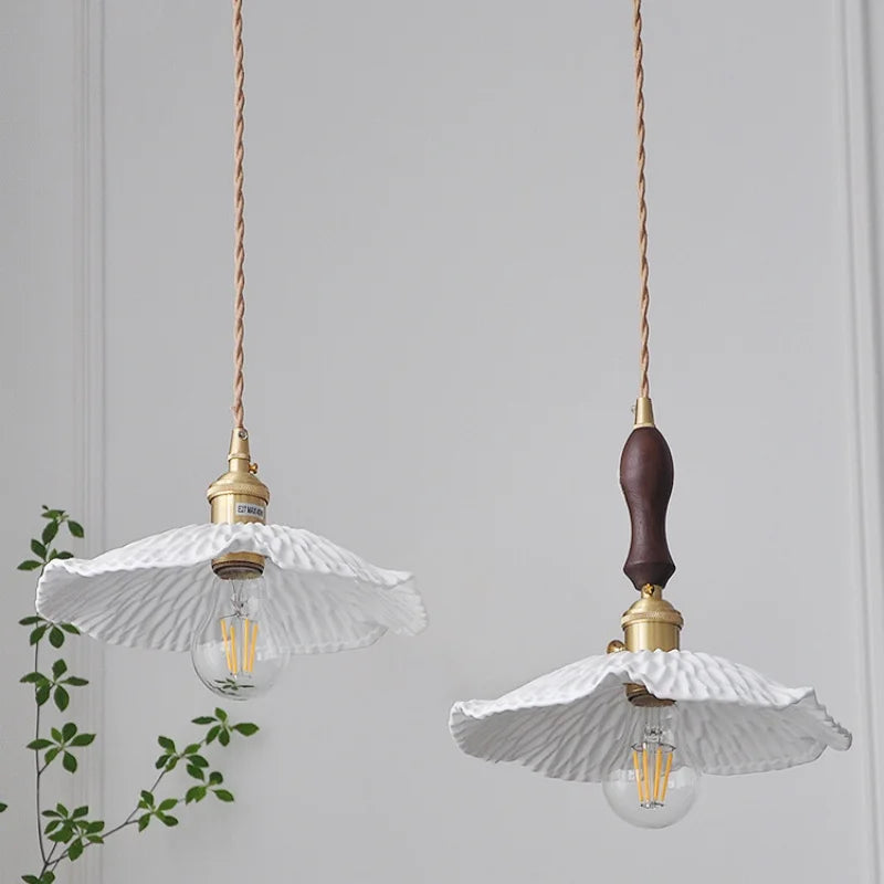 Lámpara colgante LED DecorBites™ con interruptor de perilla de cerámica y madera de nogal.