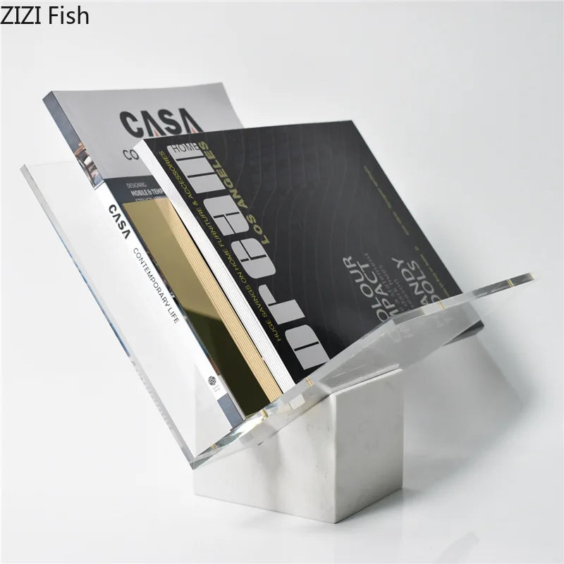 رف كتب أكريليك من DecorBites™، منظم بقاعدة رخامية، ديكور منزلي عصري، حامل مجلات
