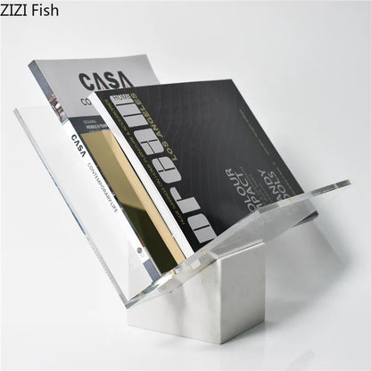 رف كتب أكريليك من DecorBites™، منظم بقاعدة رخامية، ديكور منزلي عصري، حامل مجلات