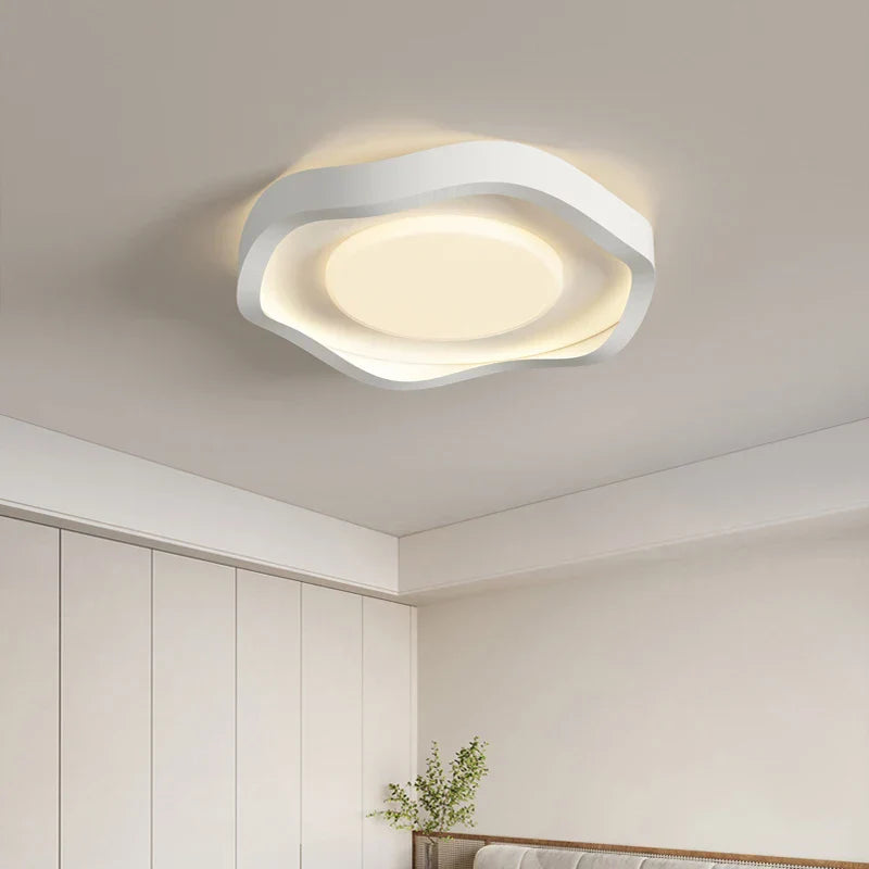 Lámparas de techo LED estilo crema DecorBites™ para una iluminación moderna y sencilla en la sala de estar.