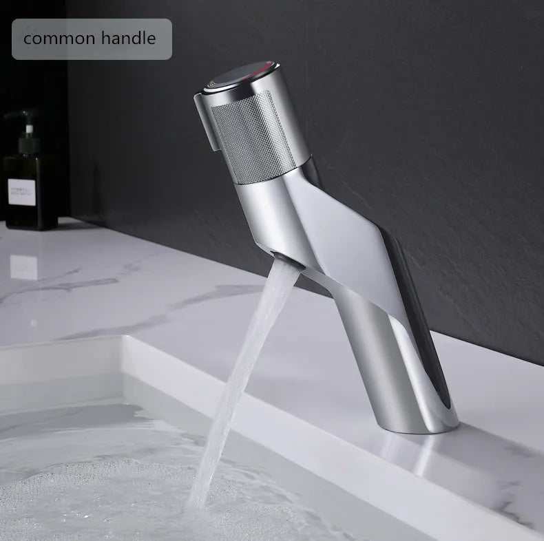 Grifo de Lavabo Decorbites™ Gold Basin: Mezclador de Empuje de Una Palanca para Baño, Material de Latón