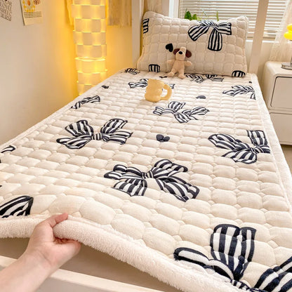 Decobites Winter Milk Velvet Bedspread King Size Quilted Mattress Pad Mattress Protector