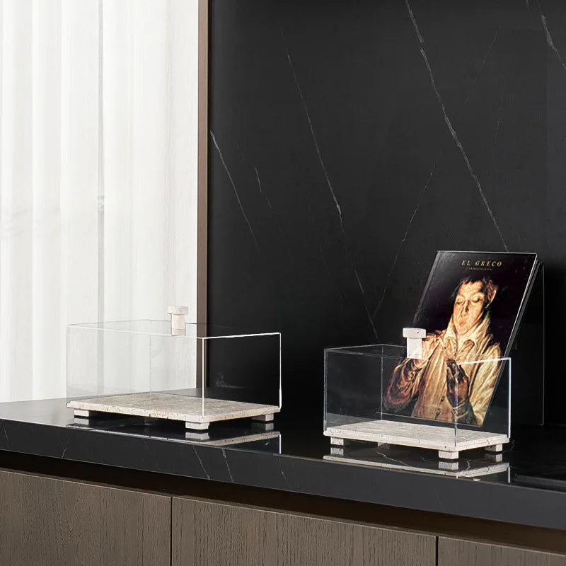 Vitrina acrílica sobre base de travertino de DecorBites™ para coleccionables, figuritas y postres.