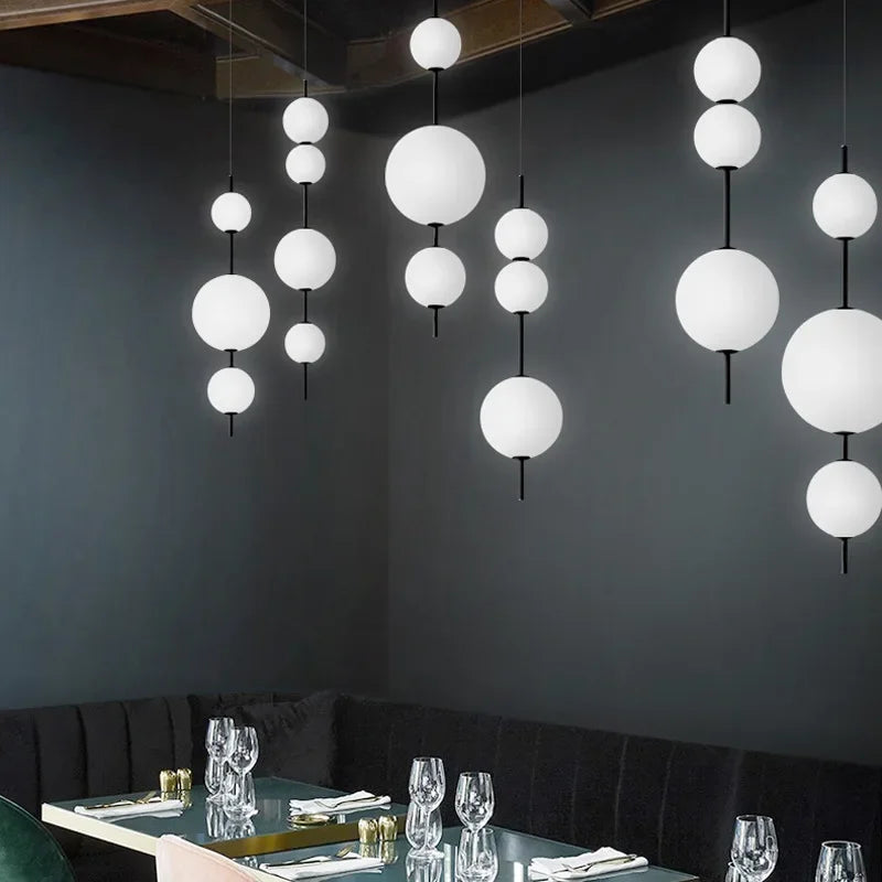 Lámpara colgante LED con bola de cristal DecorBites™ para restaurantes, cafeterías, dormitorios y cocinas modernas.