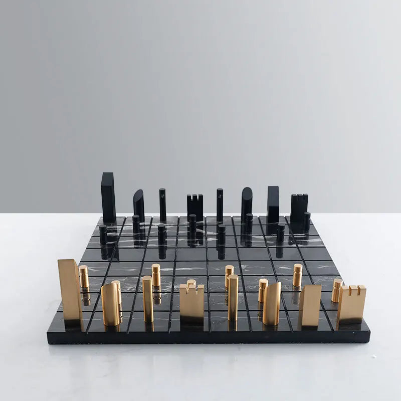 رقعة شطرنج رخامية معدنية ذهبية من DecorBites™: تماثيل ديكور لعبة المربع الهندسي والملك