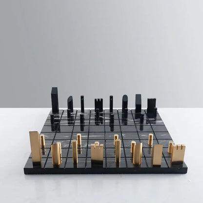 رقعة شطرنج رخامية معدنية ذهبية من DecorBites™: تماثيل ديكور لعبة المربع الهندسي والملك