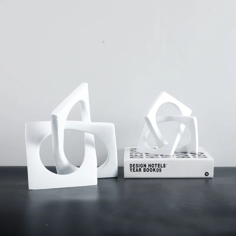 ديكور بايتس™ - منحوتة دائرية مربعة الشكل على شكل صليب هندسي باللون الأبيض - زينة منزلية