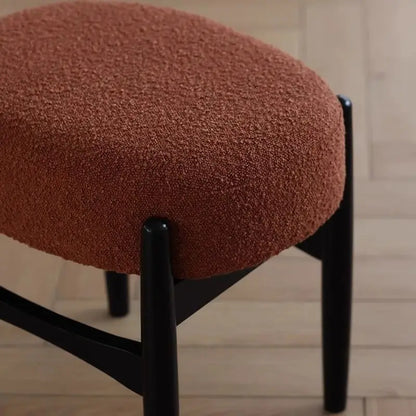 كرسي تزيين ومكياج من خشب الدردار من DecorBites™ للمساحات الصغيرة