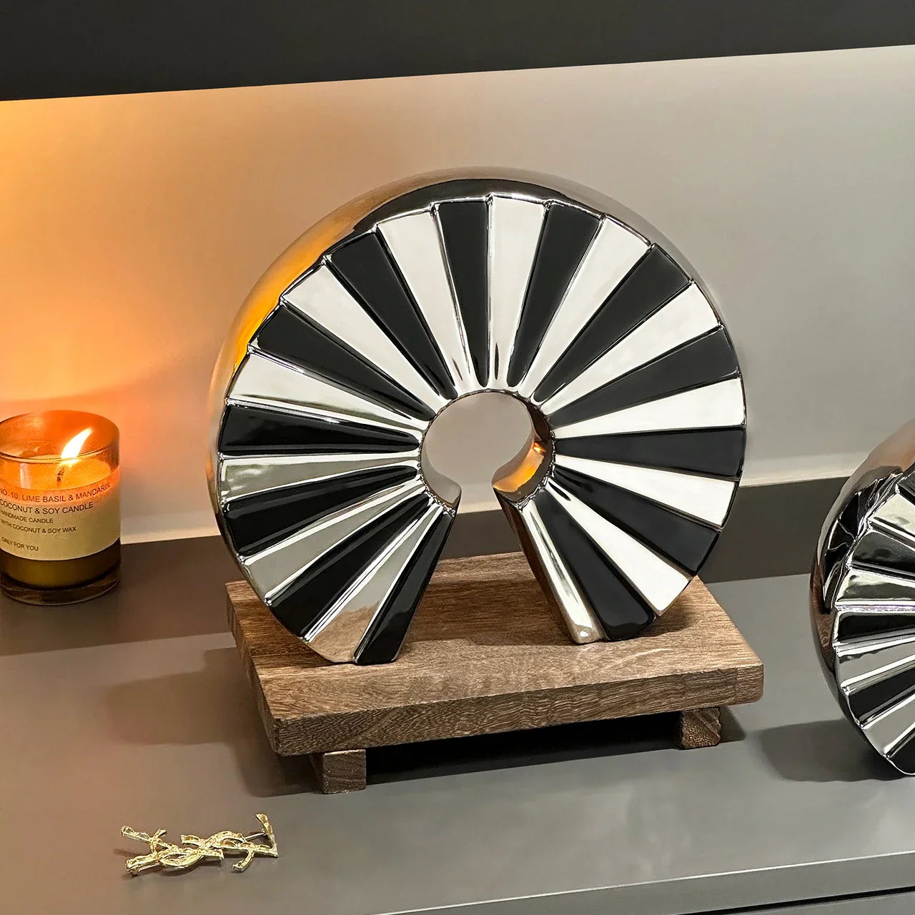 ديكوربايتس™ - منحوتة زخرفية هندسية من السيراميك على شكل مروحة لديكور المنزل