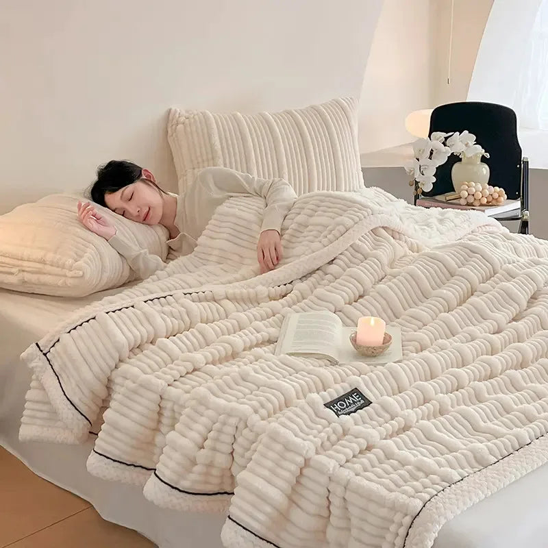 Manta de felpa suave de terciopelo color leche DecorBites™ con diseño de conejo sintético para otoño/invierno