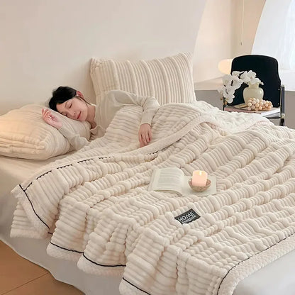 Manta de felpa suave de terciopelo color leche DecorBites™ con diseño de conejo sintético para otoño/invierno