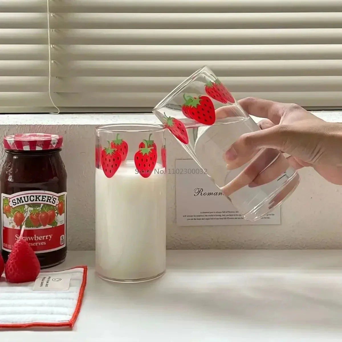 كوب عصير شفاف لطيف بتصميم فراولة من ديكوربايتس™ مع مصاصات